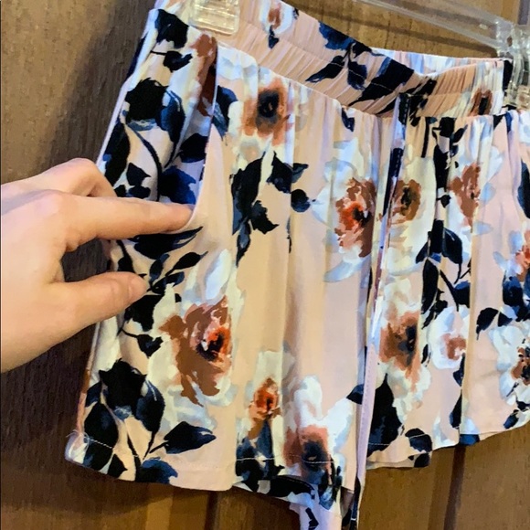 cute floral shorts - Picture 2 of 2